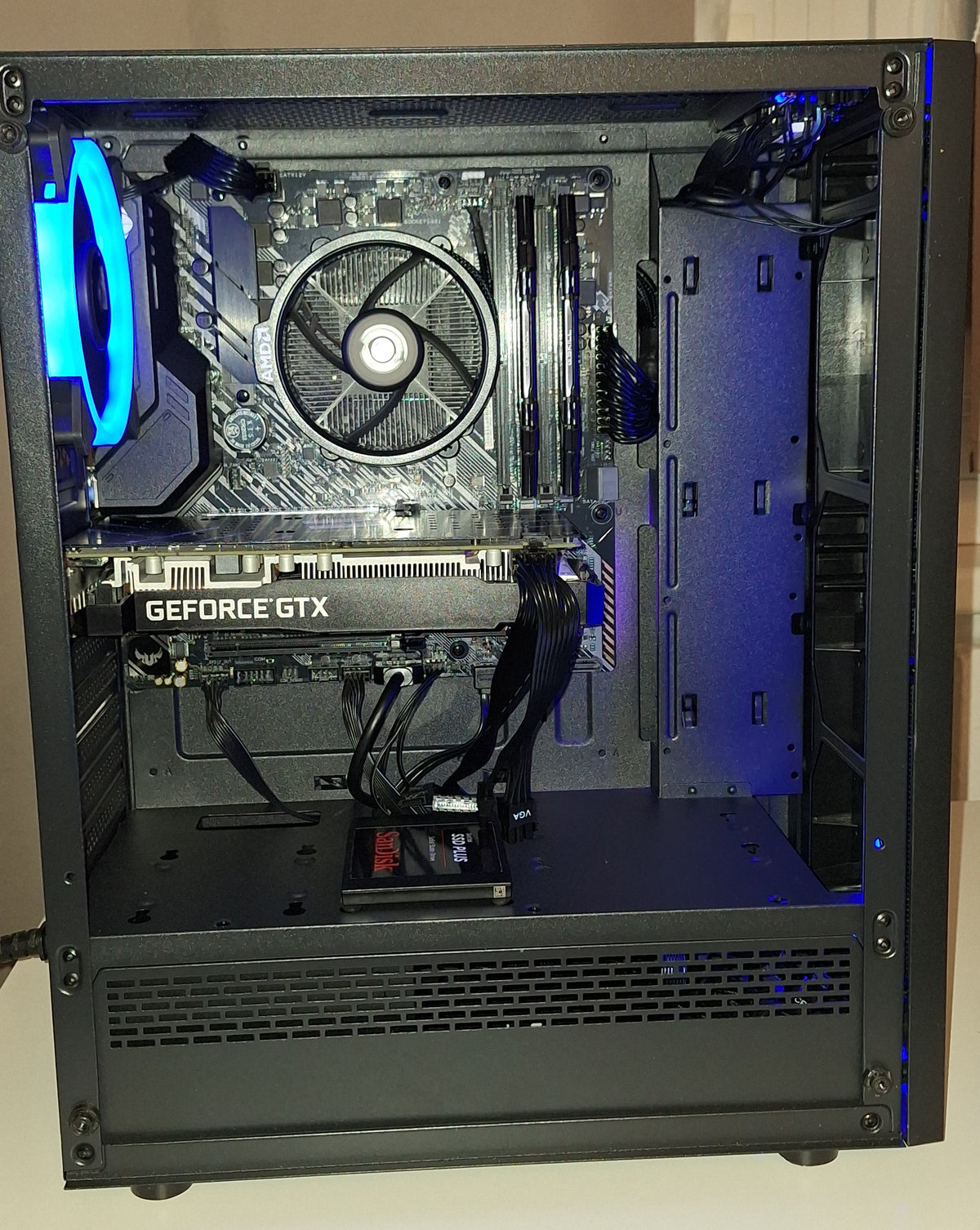 Seitliche Sicht auf ein Gaming-PC mit geöffneter Seite