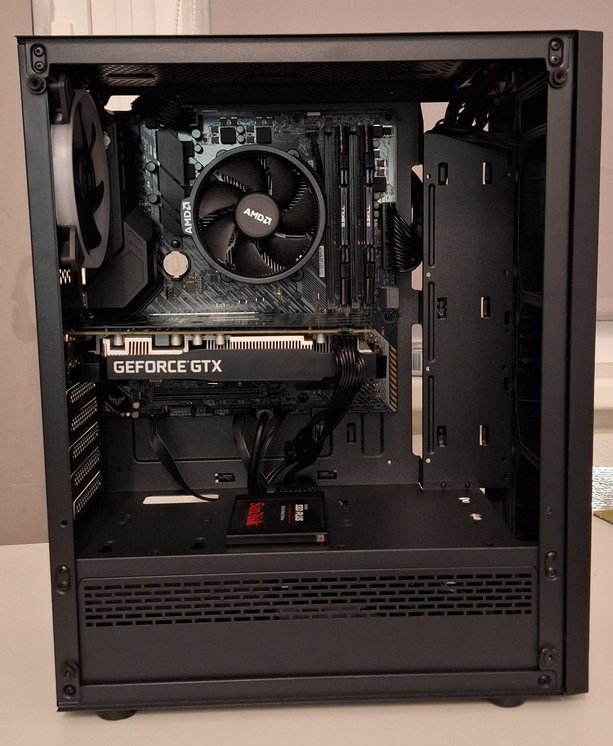 Gaming-PC geöffnet, Sicht auf die verbaute Hardware