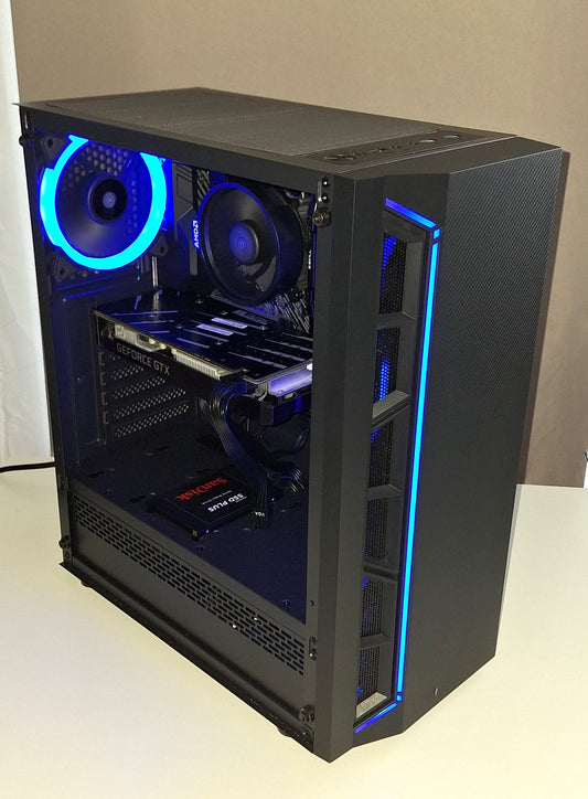 Gaming PC von der Seite mit geöffnetem Seitenteil