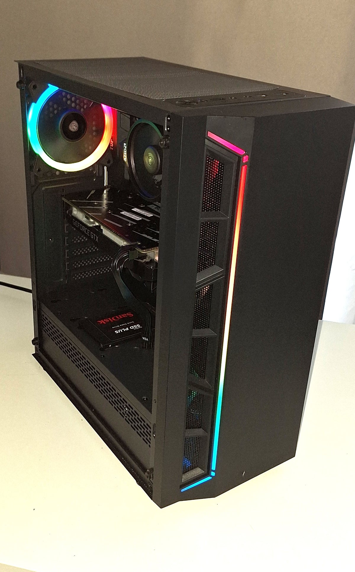 Gaming-PC mit RGB-Beleuchtung