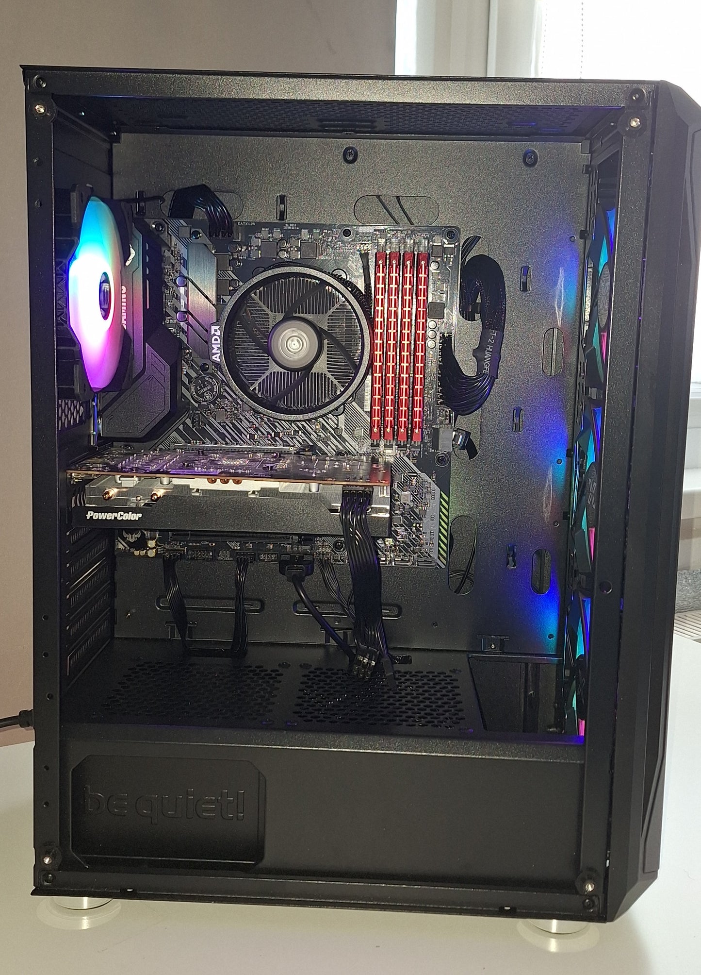 geöffneter Gamin-PC Seitenansicht auf die Hardware