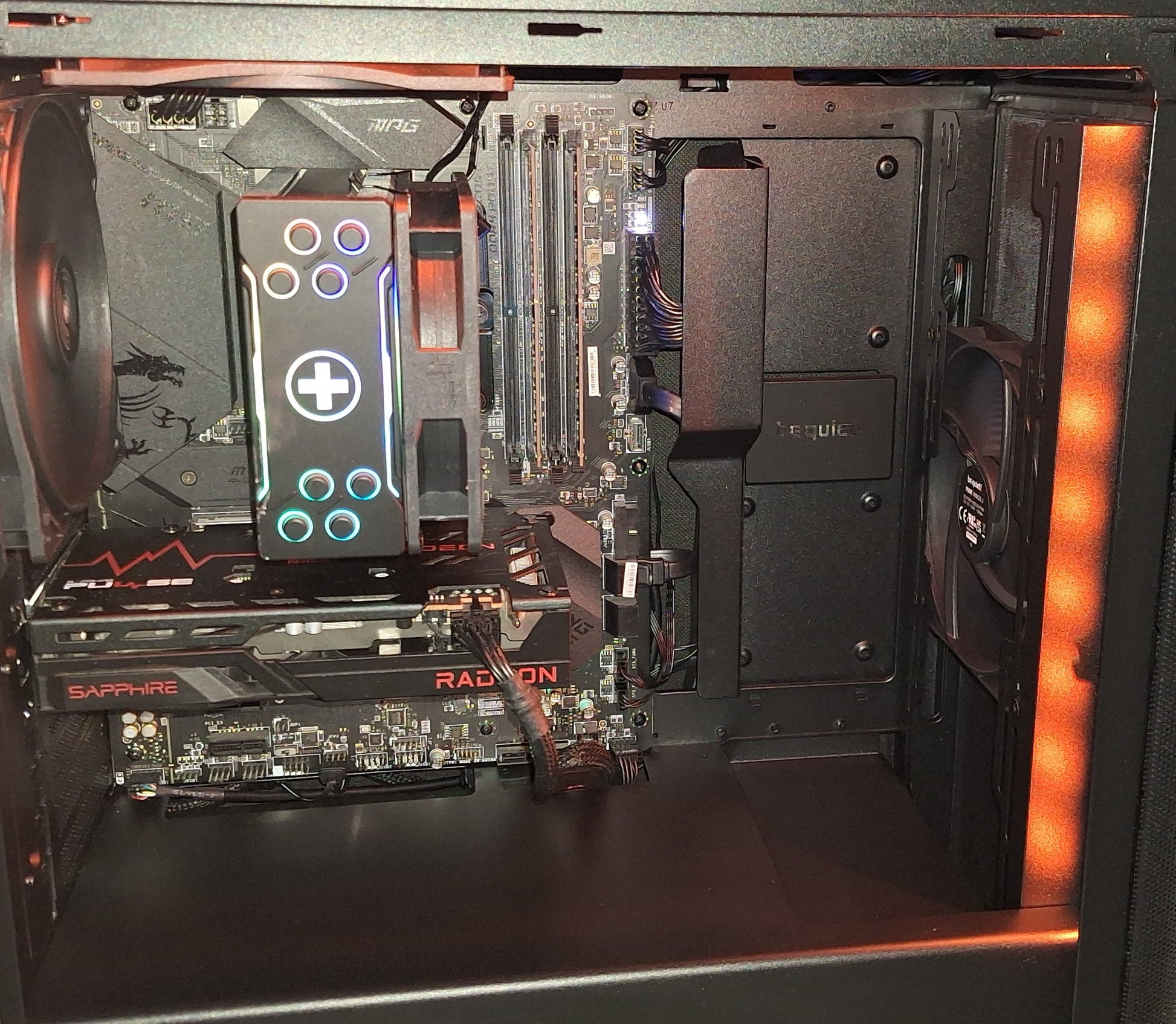 Gaming-PC mit geöffneter Seite und RGB-Beleuchtung