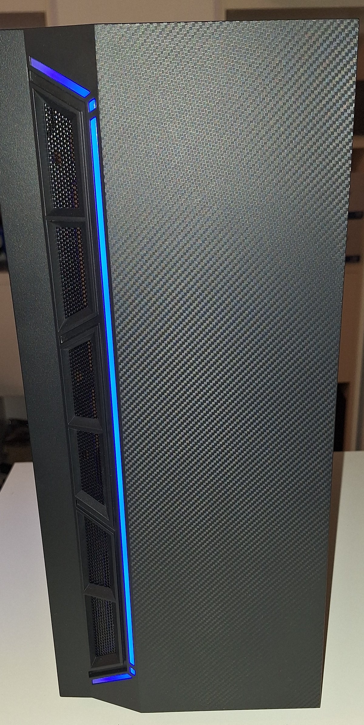 Gaming-PC von vorne mit blauer RGB-Beleuchtung