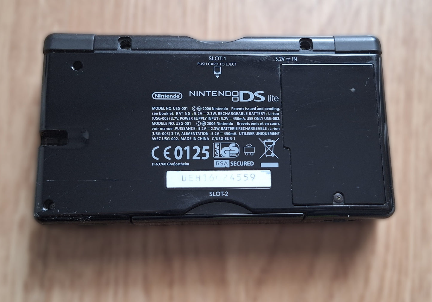 Rückseite eines Nintendo DS Lite in schwarz