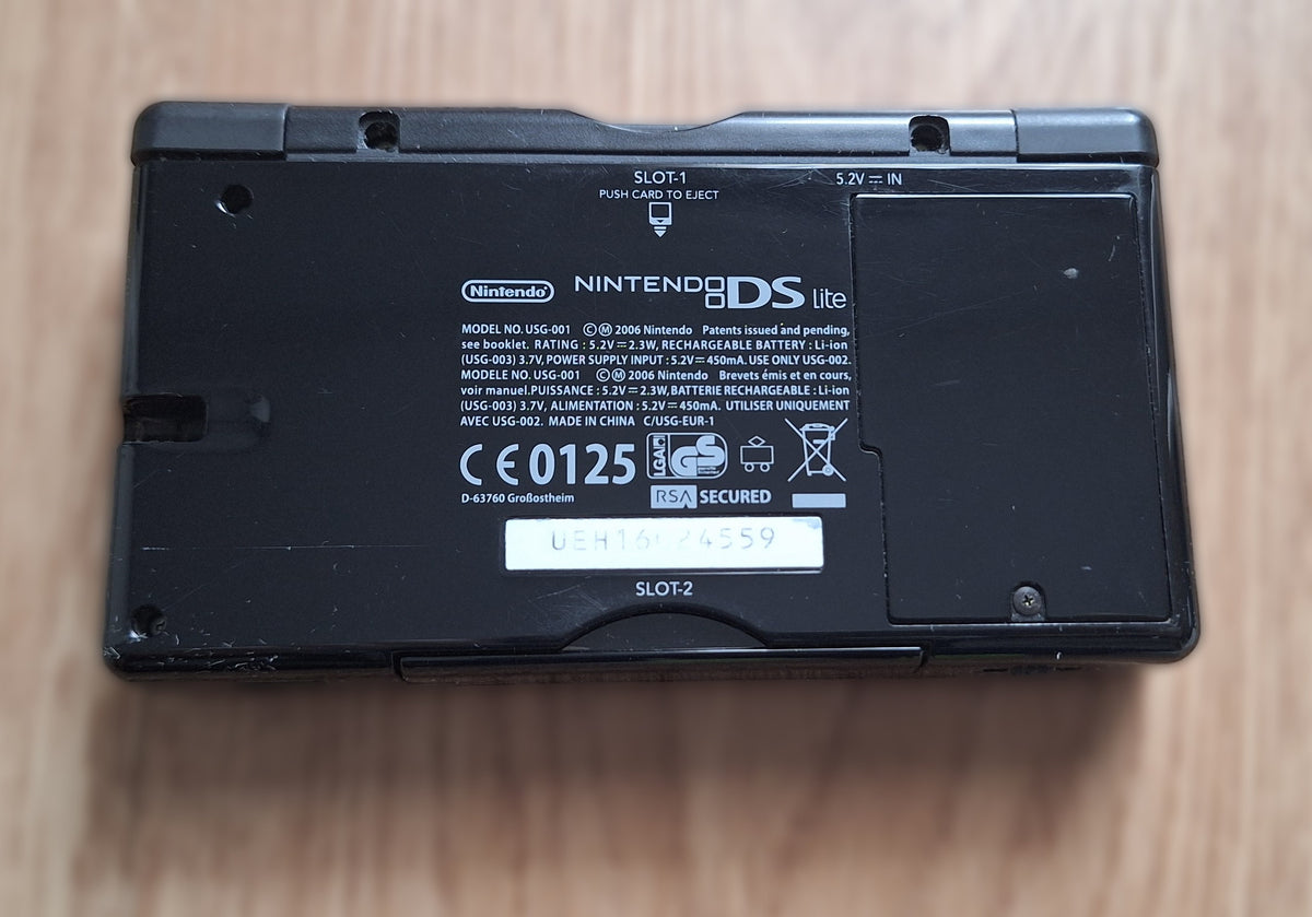 Rückseite eines Nintendo DS Lite in schwarz