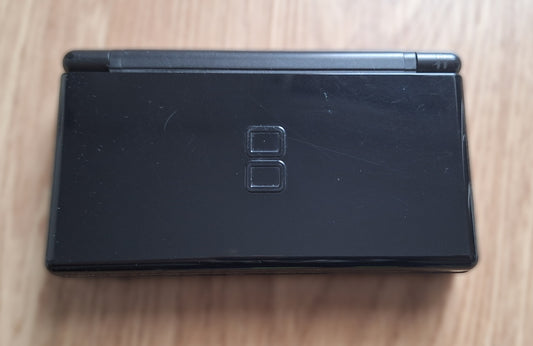 Zugeklappter Nintendo DS Lite in schwarz